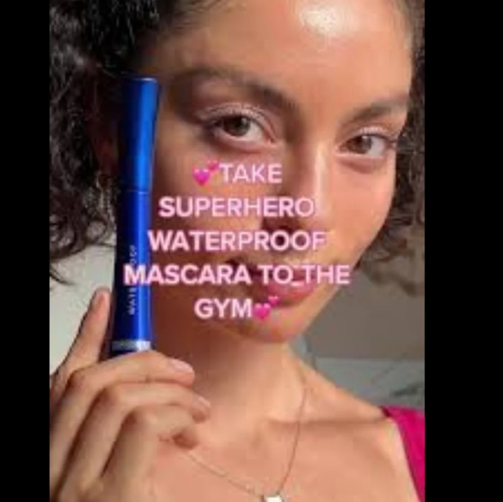 IT COSMETICS SUPERHERO VOLUMIZING WATERPROOF MASCARA.